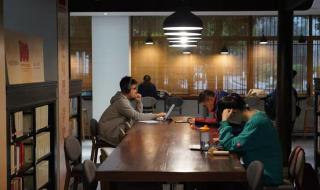 清华保洁阿姨弹钢琴 清华保洁阿姨弹钢琴