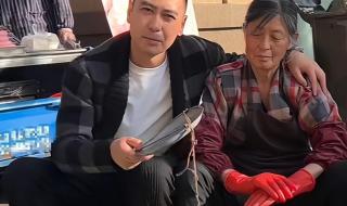 演员李飞帮妈妈卖鱼